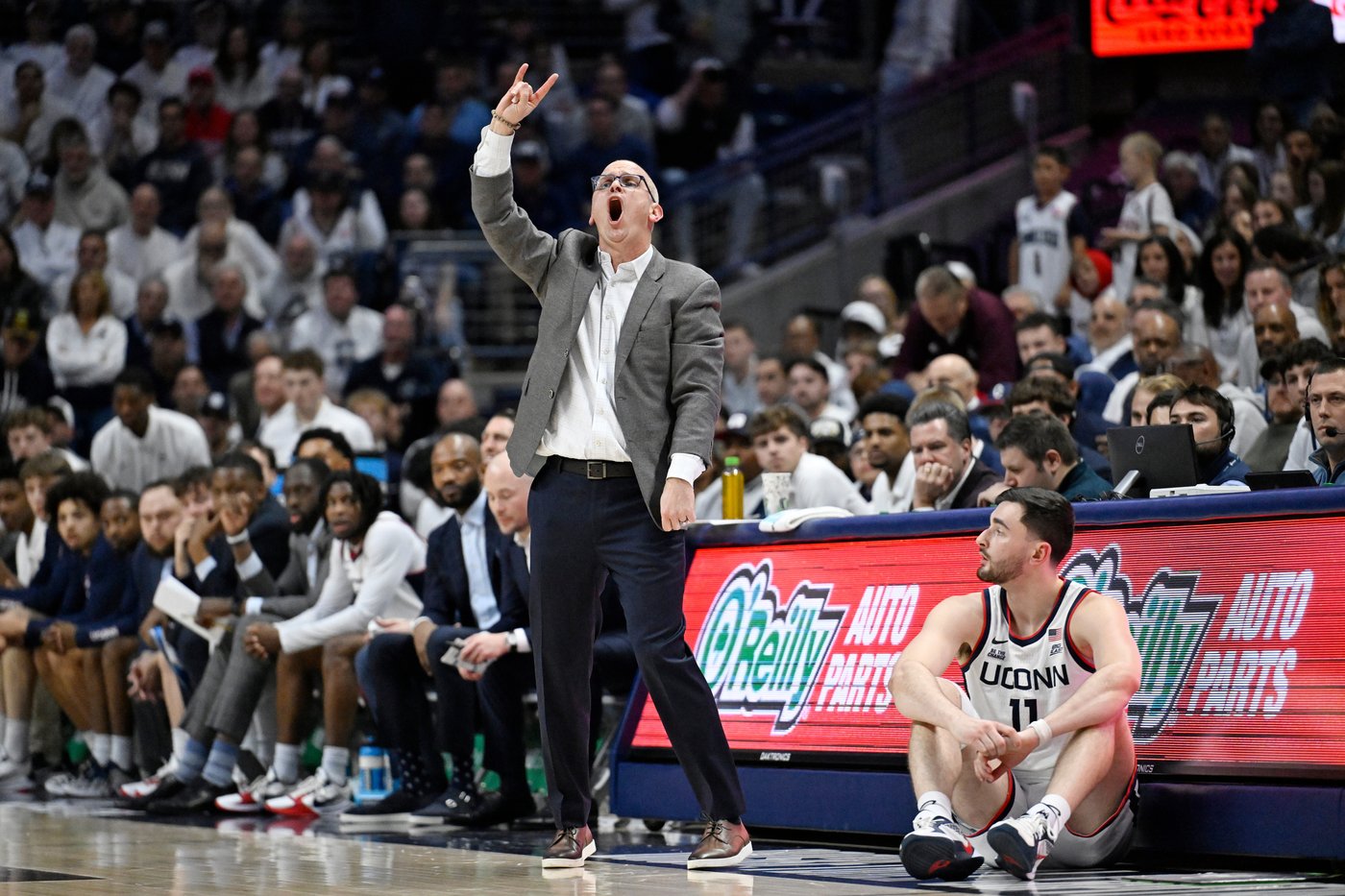 Jaden Bradley scores 21 points to lead No. 4 Arizona past No. 3 UConn 71-67 | iNFOnews.ca