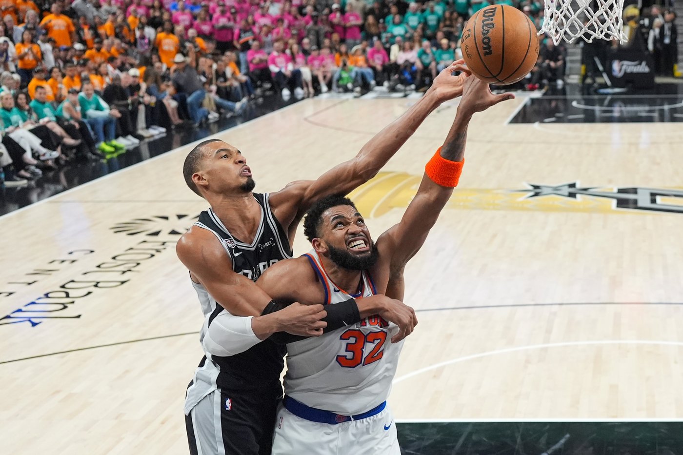 Jalen Brunson scores 30 and Knicks finish on 11-0 run, steal Game 1 from Spurs with 105-95 win | iNFOnews.ca