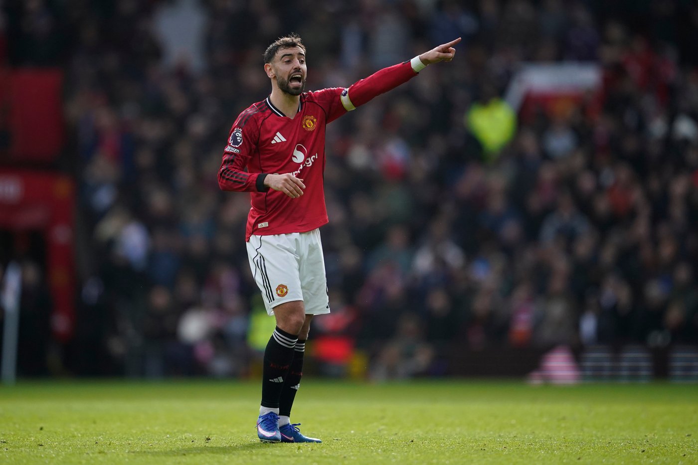 Bruno Fernandes nears assists record as Man United beats Aston Villa 3-1, Liverpool held by Spurs | iNFOnews.ca
