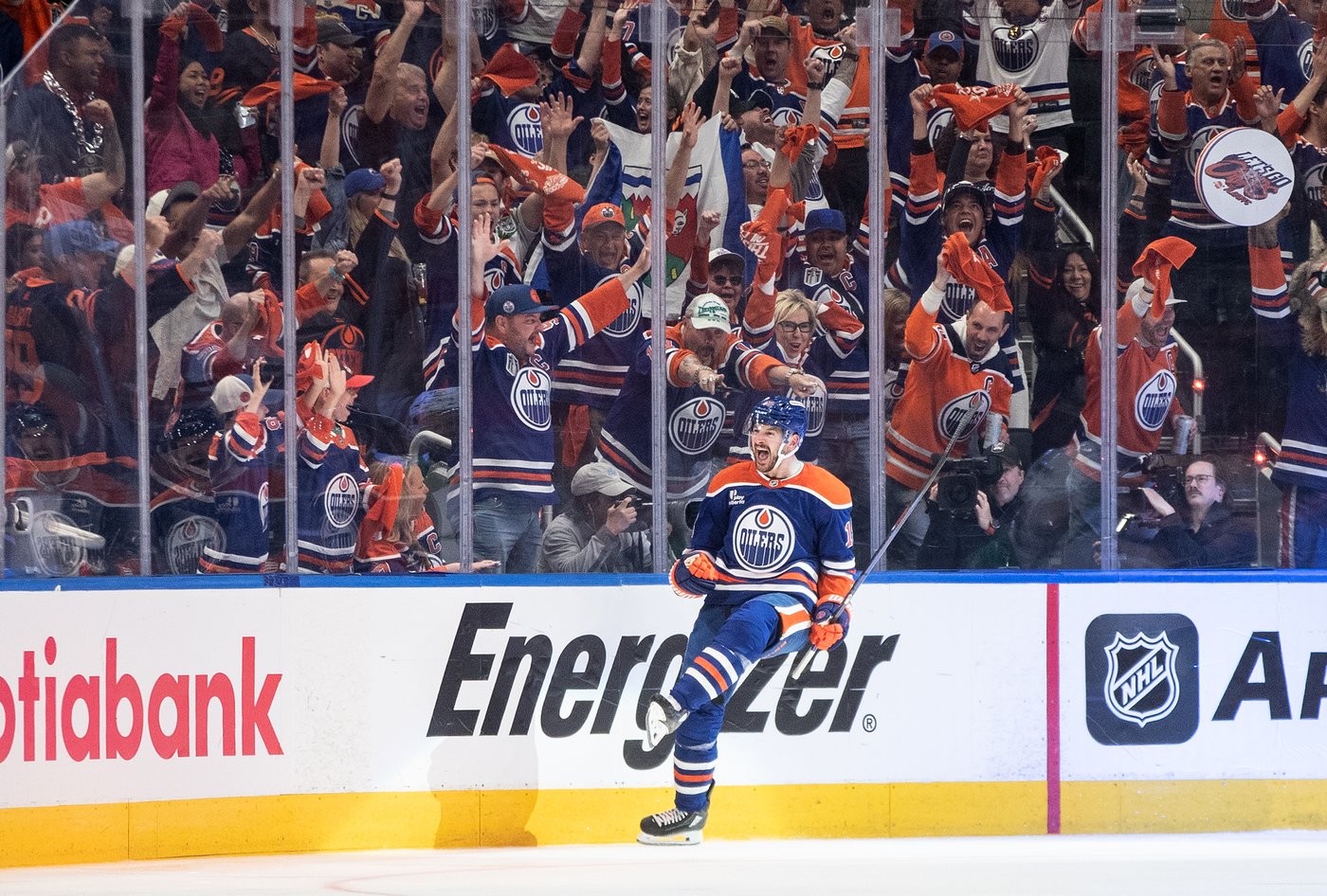 Hyman, McDavid each score twice as Oilers top Stars 6-1 to take 2-1 series lead | iNFOnews.ca