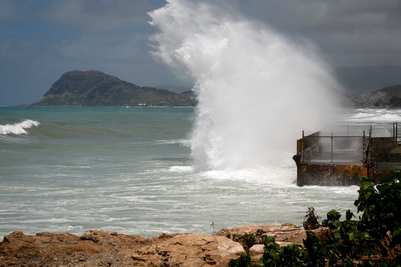 Hurricane Lowell battered Hawaii's western islands and is linked to at least 2 deaths | iNFOnews.ca