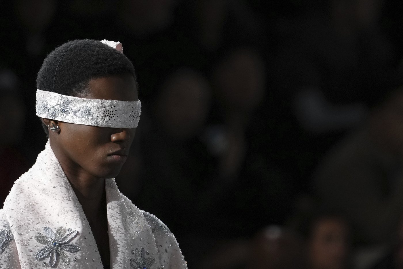 Kim Jones sharpens VIP-filled Dior men's fashion with a structured, masculine recalibration | iNFOnews.ca Kim Jones sharpens VIP-filled Dior men's fashion with a structured, masculine recalibration | iNFOnews.ca