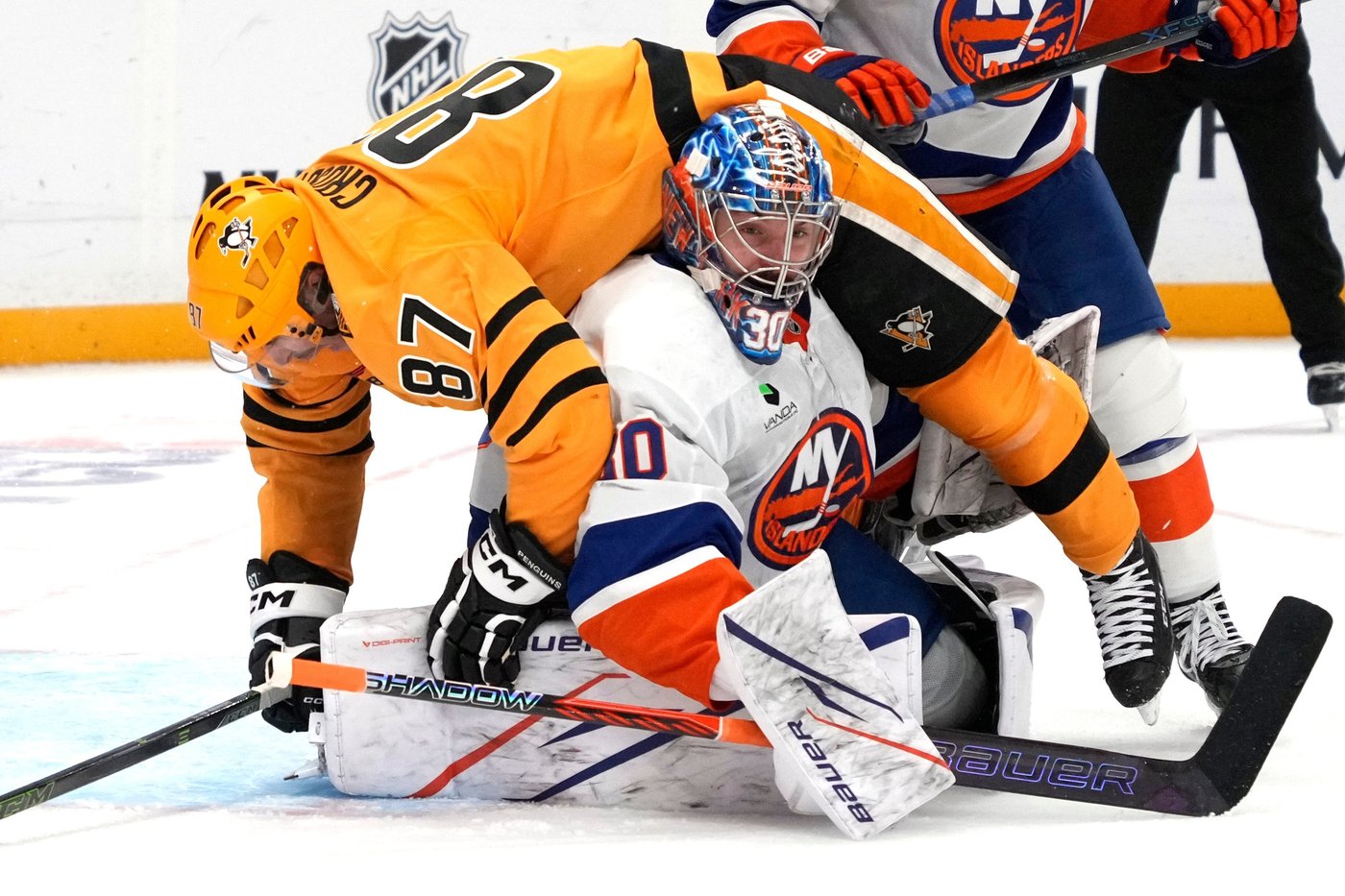 Justin Brazeau's late goal propels Penguins to 4-3 win over Islanders | iNFOnews.ca