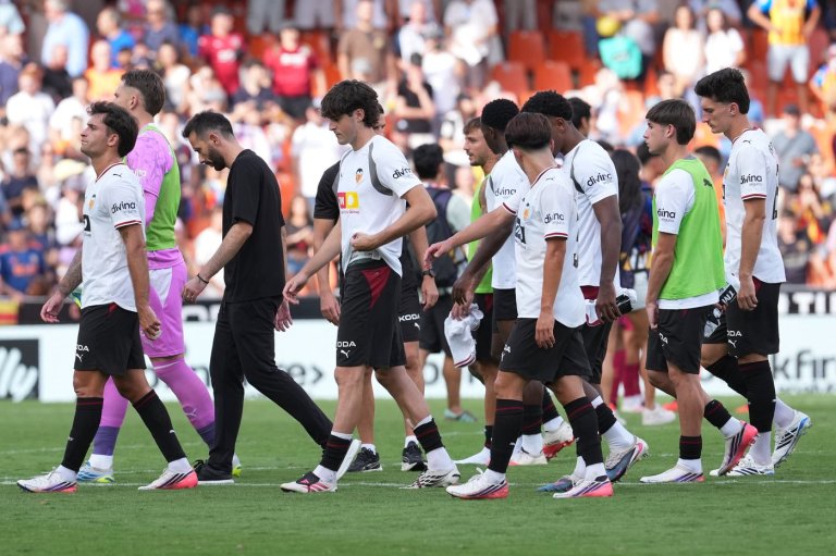 Valencia fans call players 'mercenaries' after demoralizing home loss to Barcelona | iNFOnews.ca