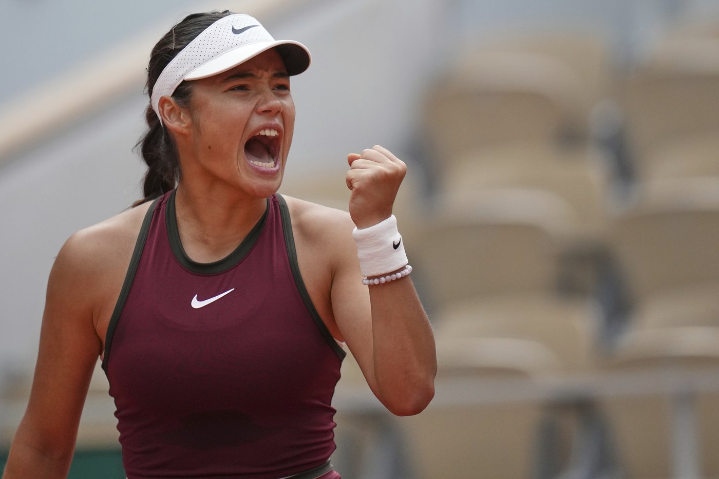 French Open 2025: Iga Swiatek beats Emma Raducanu to extend her bid for a 4th straight title | iNFOnews.ca French Open 2025: Iga Swiatek beats Emma Raducanu to extend her bid for a 4th straight title | iNFOnews.ca