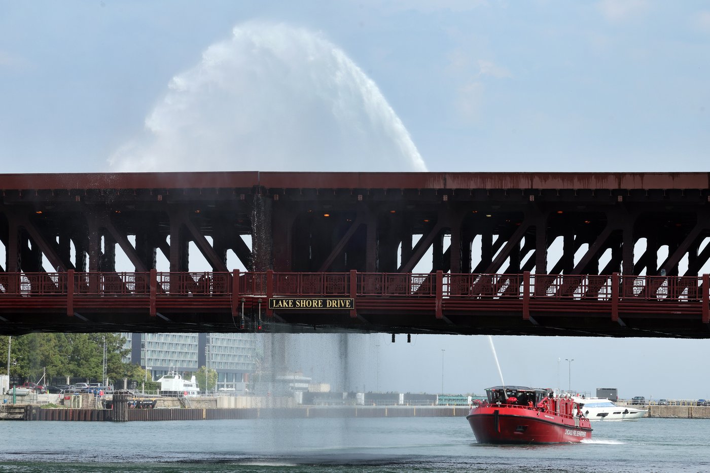Chicago River bridge gets stuck after lifting for boat to pass | iNFOnews.ca
