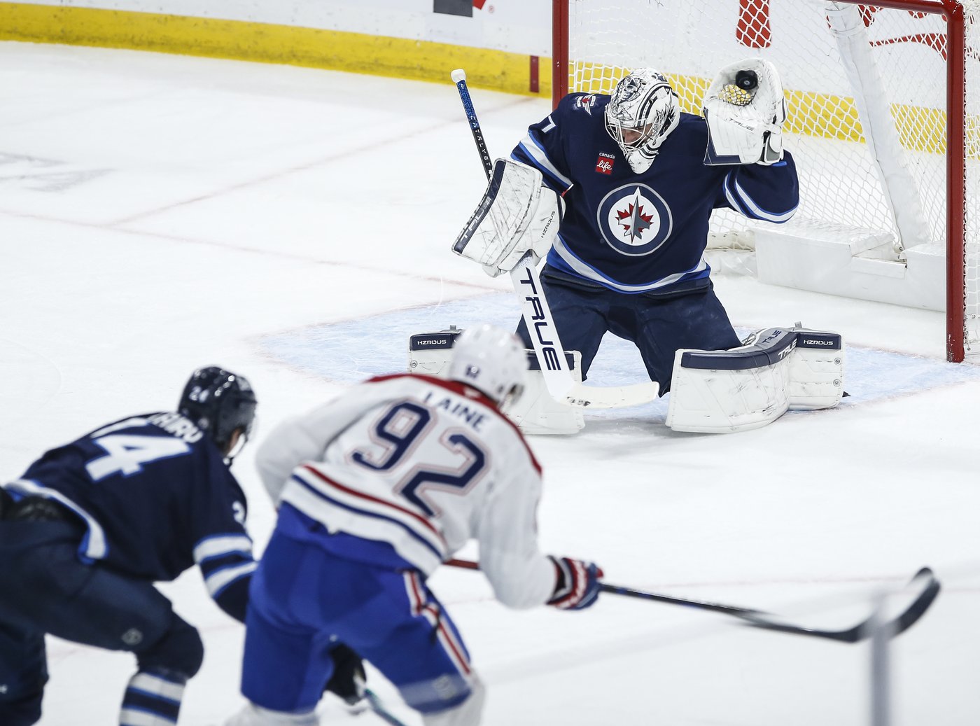 Hellebuyck frustrates Canadiens as Jets win 4-2 | iNFOnews.ca