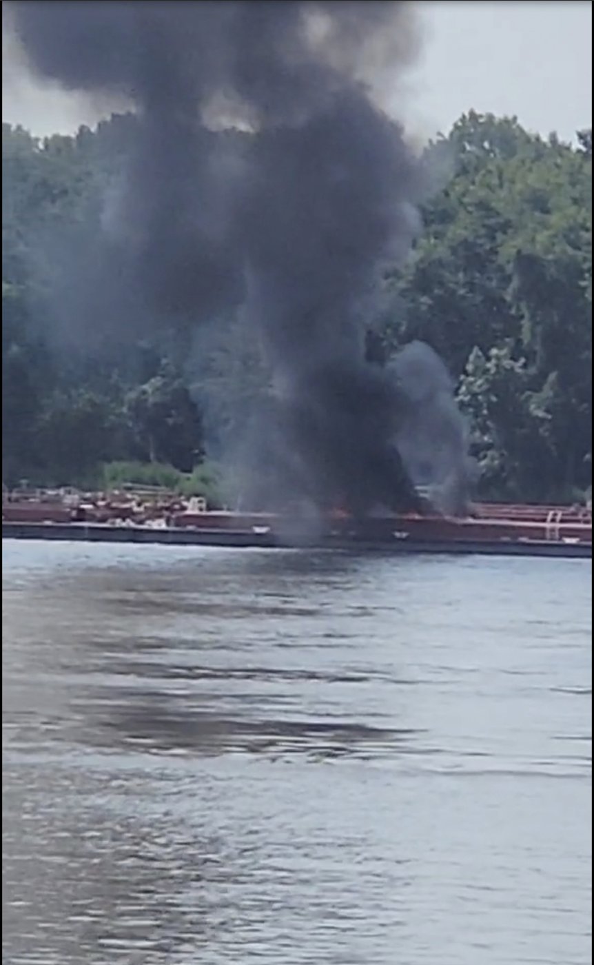 Two die when helicopter strikes powerlines and crashes into a barge on the Mississippi River | iNFOnews.ca Two die when helicopter strikes powerlines and crashes into a barge on the Mississippi River | iNFOnews.ca