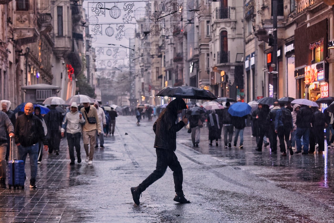 Heavy rain shuts down Istanbul, causing flooding and 2 deaths | iNFOnews.ca