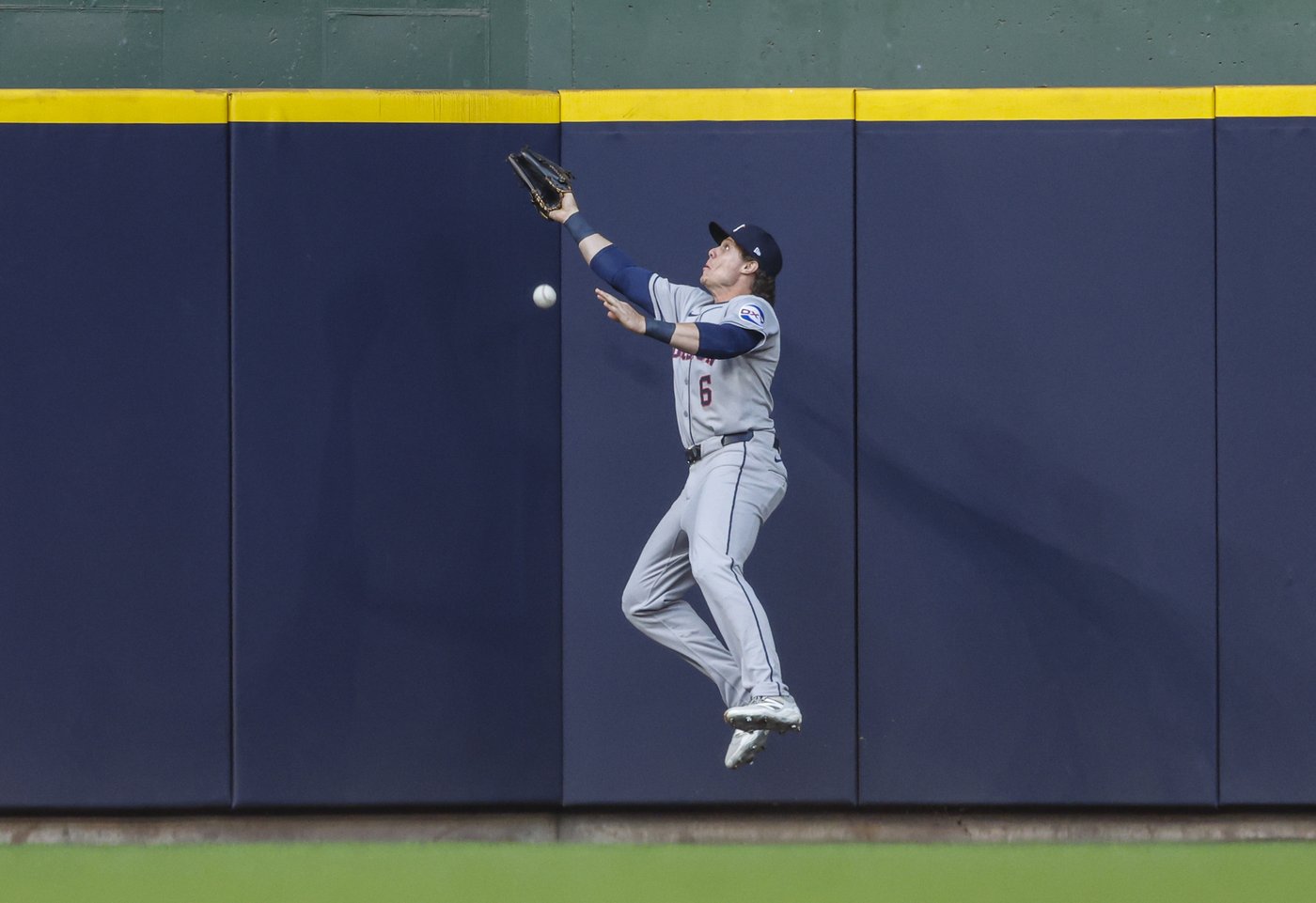 Brewers get all the offense they need in first inning of a 4-3 victory over Astros | iNFOnews.ca