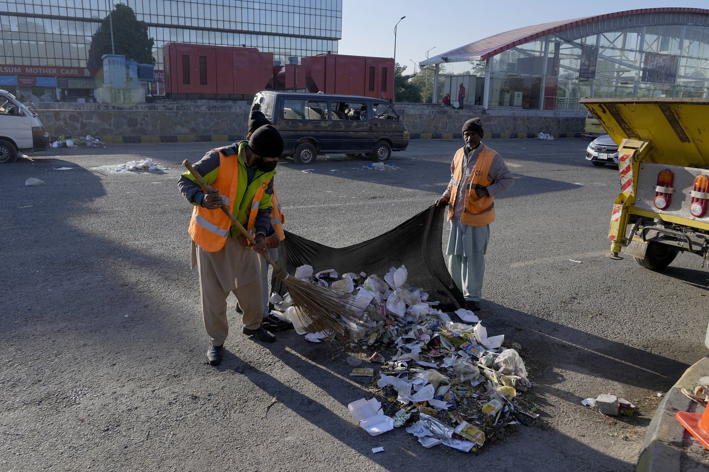 Pakistan ends lockdown of its capital after Imran Khan supporters are dispersed by police | iNFOnews.ca
