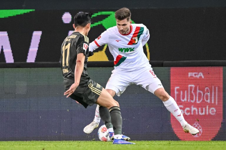 Fan protest against kickoff times interrupts Bundesliga game between Augsburg and Union Berlin | iNFOnews.ca