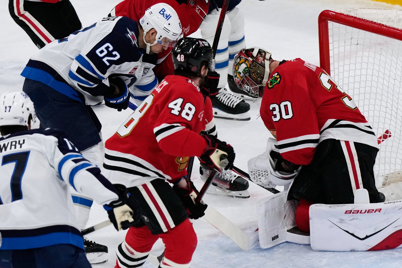 Knight makes 32 saves, Blackhawks blank Jets 2-0 to spoil Toews' return to Chicago | iNFOnews.ca