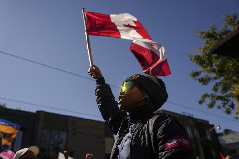 Canada Post tables new offers to striking postal workers | iNFOnews.ca