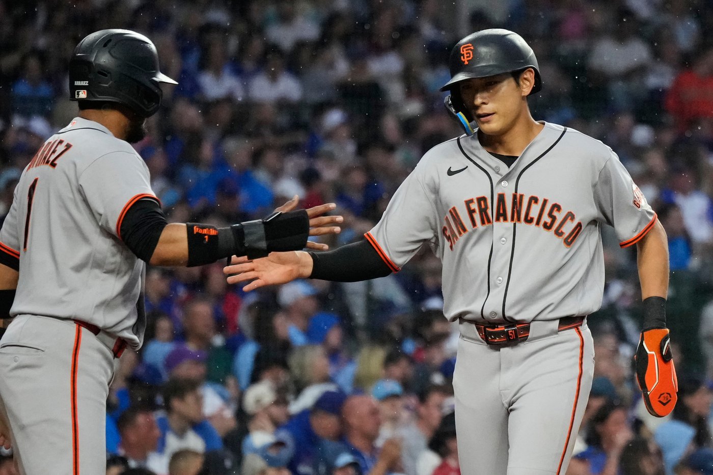 Chapman’s 10th-inning single gives the Giants a 2-1 win over the Cubs | iNFOnews.ca