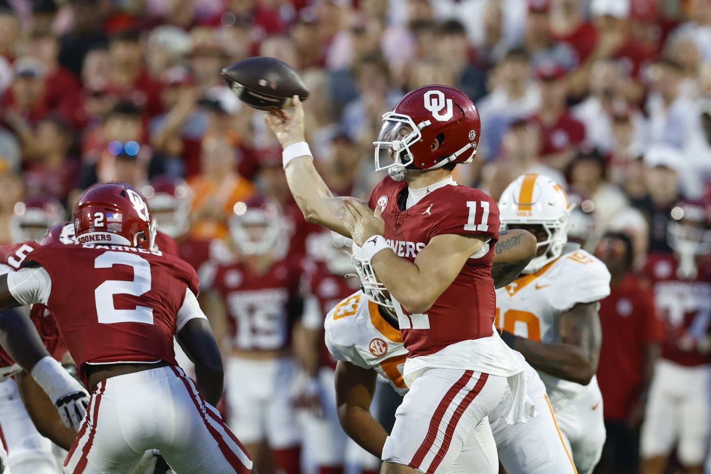 Oklahoma QB situation uncertain after Arnold struggles, Hawkins sparks in loss to Tennessee | iNFOnews.ca