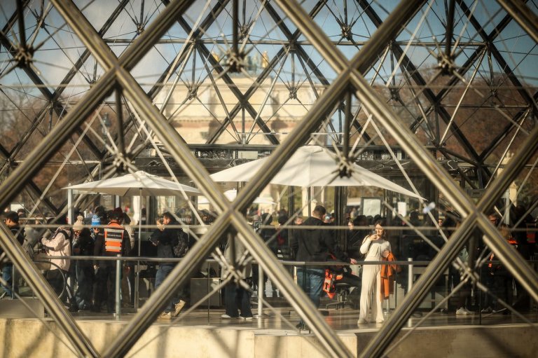 A timeline of the jewel heist at the Louvre in Paris | iNFOnews.ca A timeline of the jewel heist at the Louvre in Paris | iNFOnews.ca