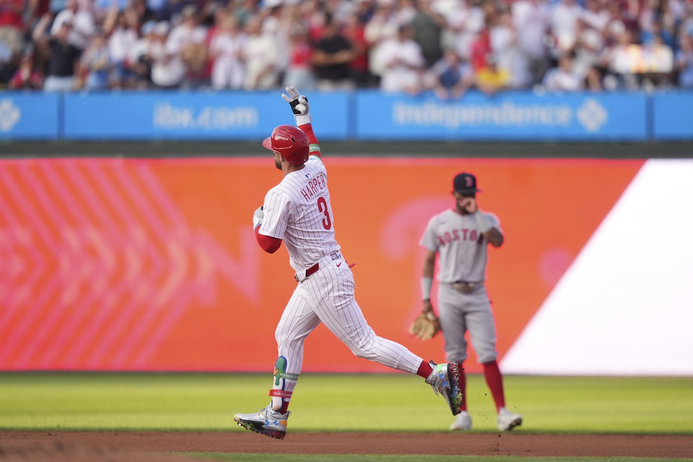 Harper hits 350th career homer, 4 teammates also go deep in Phillies' loss to the Red Sox | iNFOnews.ca