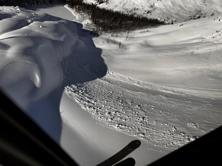 Skier buried up to waist after triggering backcountry avalanche in Alberta Rockies | iNFOnews.ca