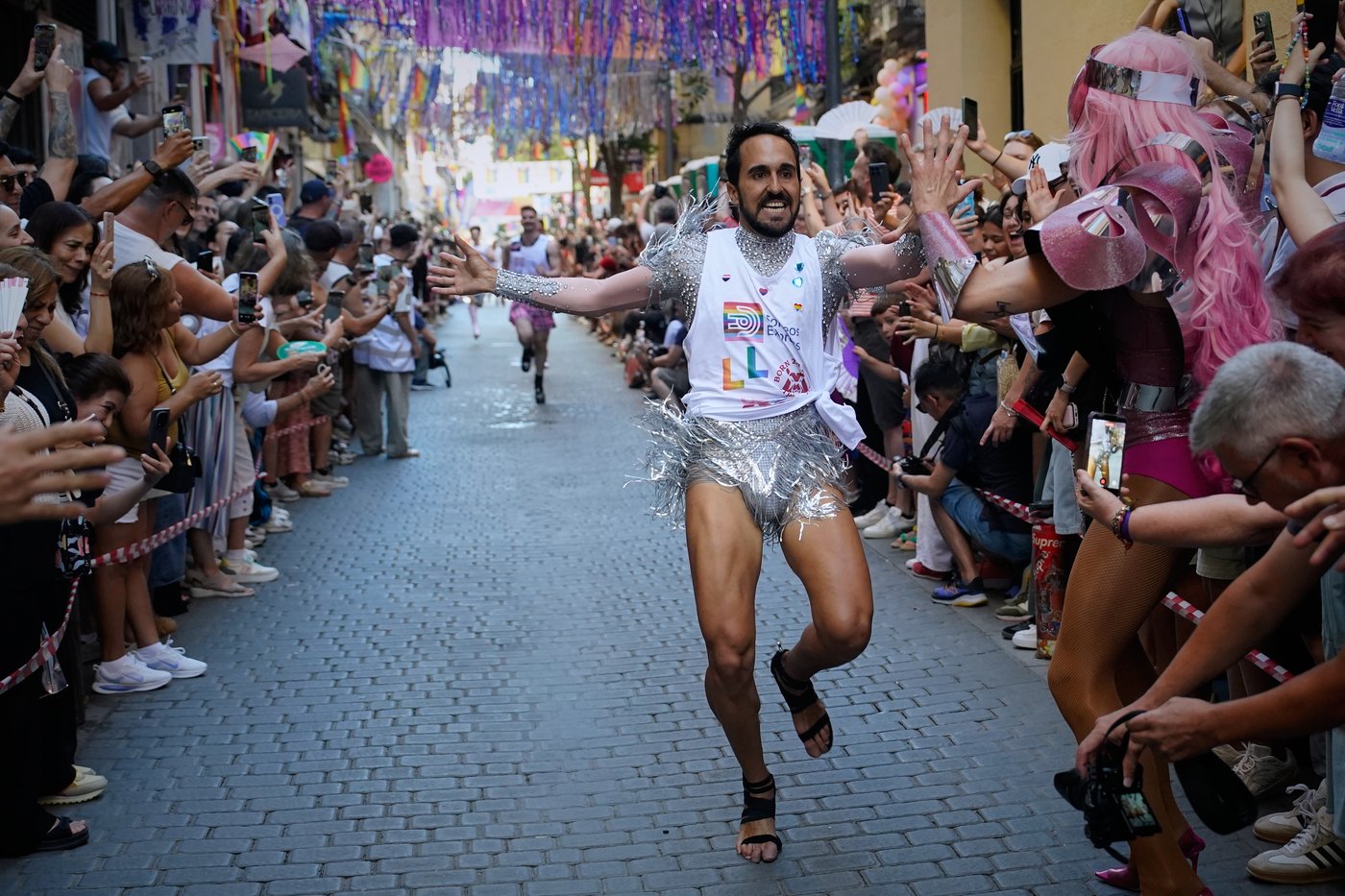 People race through Madrid in high heels during Pride, in photos | iNFOnews.ca