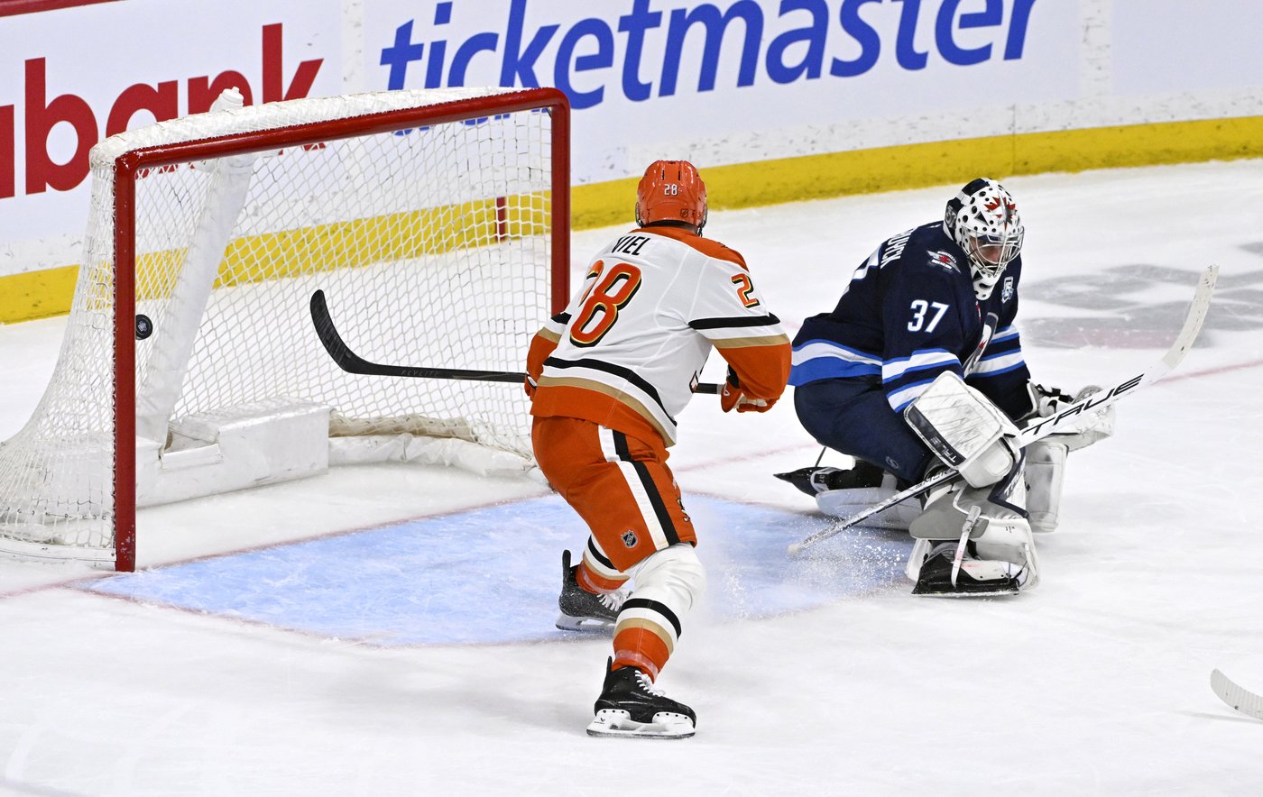 Ducks' second-period outburst helps to sink Jets 4-1 | iNFOnews.ca Ducks' second-period outburst helps to sink Jets 4-1 | iNFOnews.ca