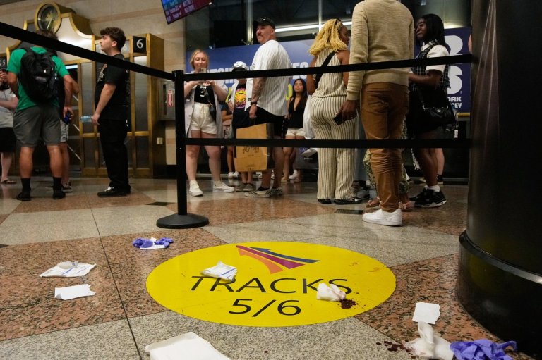 5 people hurt in stabbings at New York's Penn Station with a suspect in custody, authorities say | iNFOnews.ca