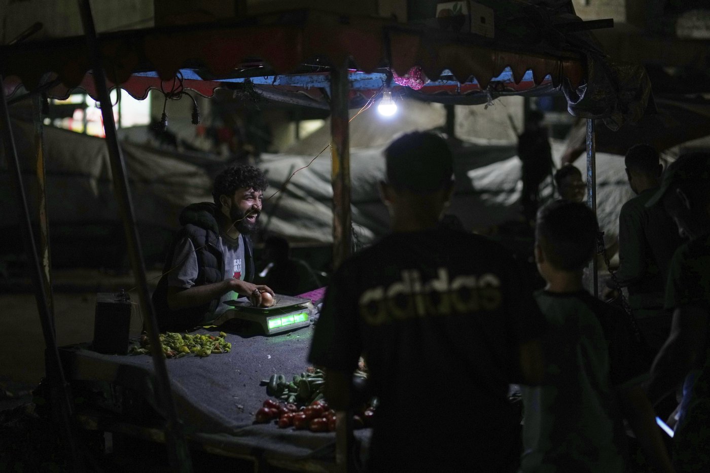 Photos in Gaza City, where the beach offers fleeting respite as war and famine grind on | iNFOnews.ca