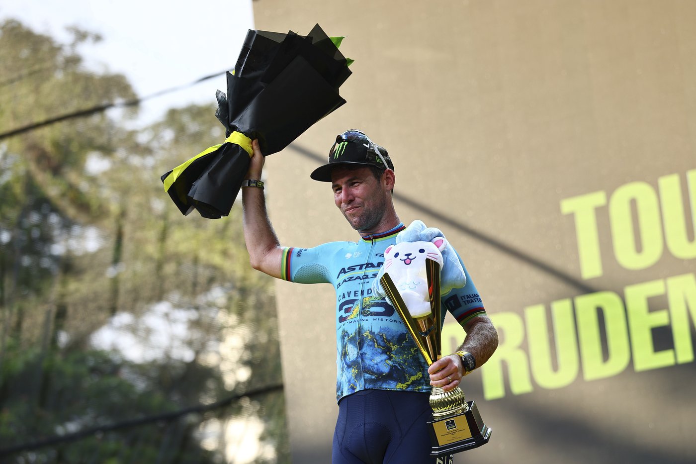 Sprint ace Mark Cavendish ends cycling career in style with Singapore win | iNFOnews.ca