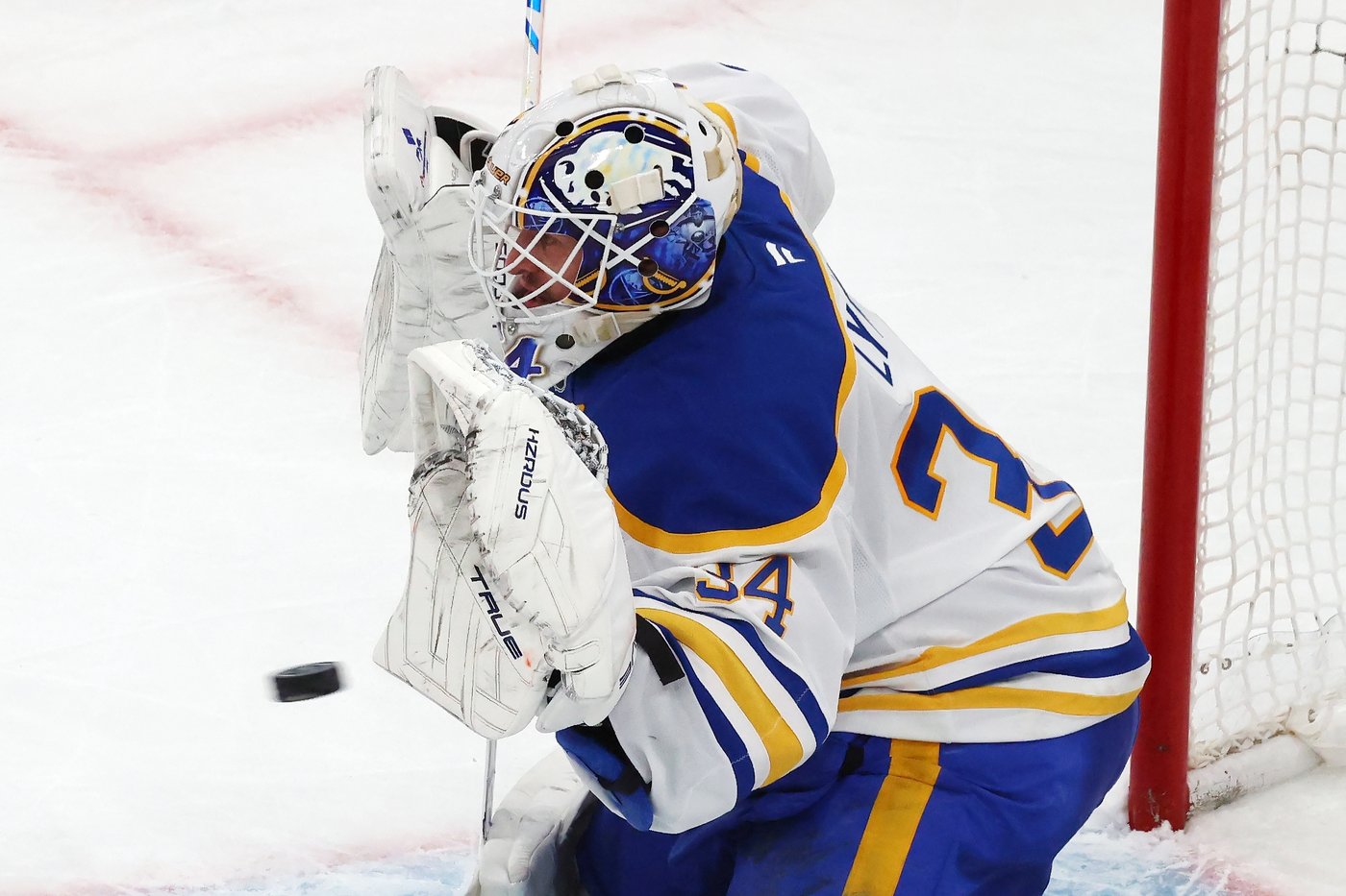 Sabres erupt for 4 goals in first period, win 6-1 to push Bruins to 3-1 hole in series | iNFOnews.ca