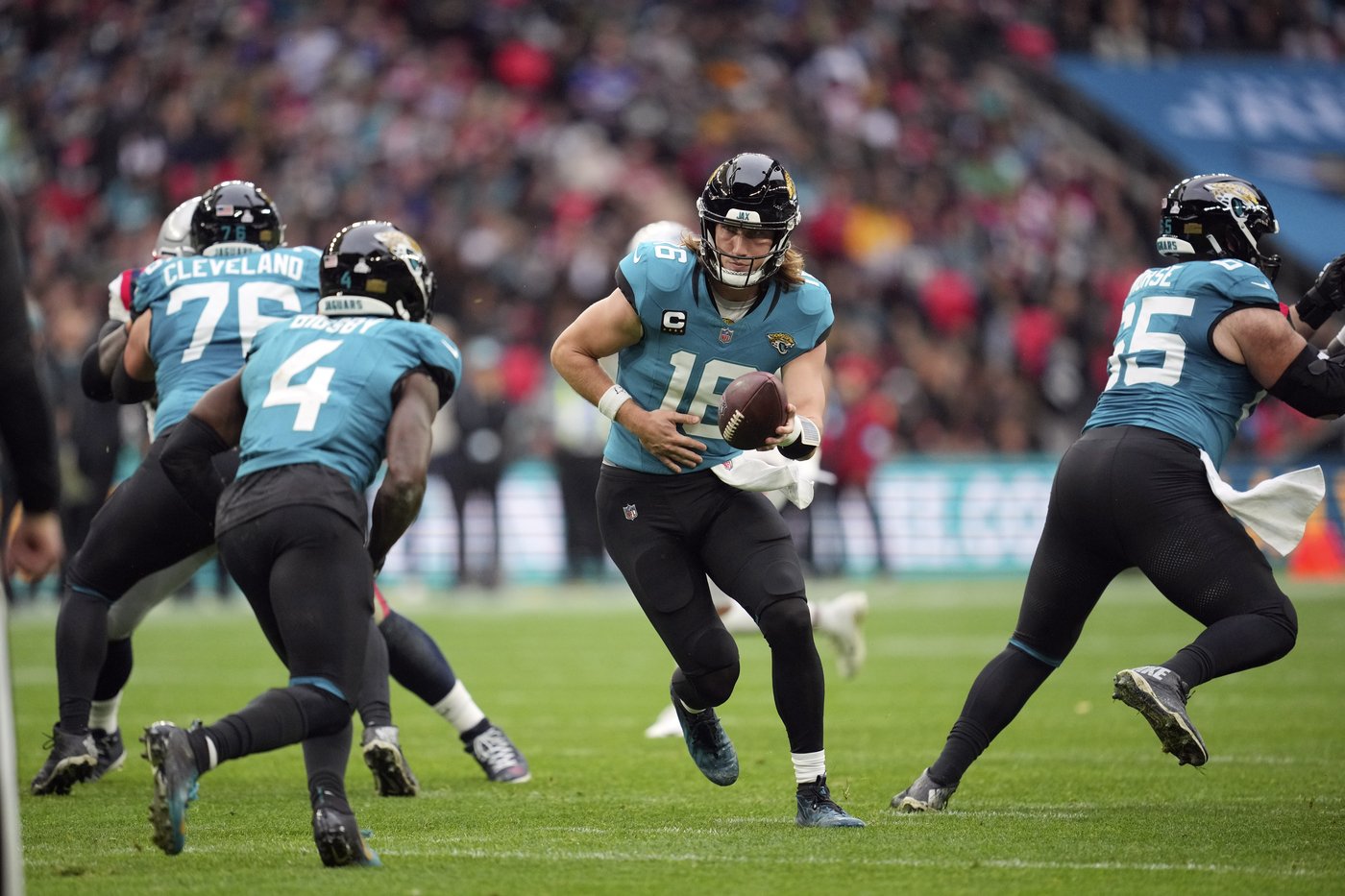 Bigsby scores 2 TDs as Jaguars show fight in 32-16 win over Patriots in London | iNFOnews.ca