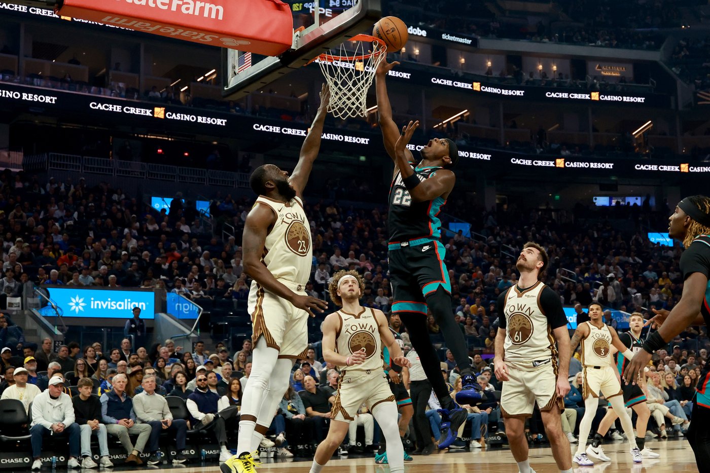 Gui Santos makes go-ahead layup late, scores 16 as Warriors rally to beat Grizzlies 114-113 | iNFOnews.ca