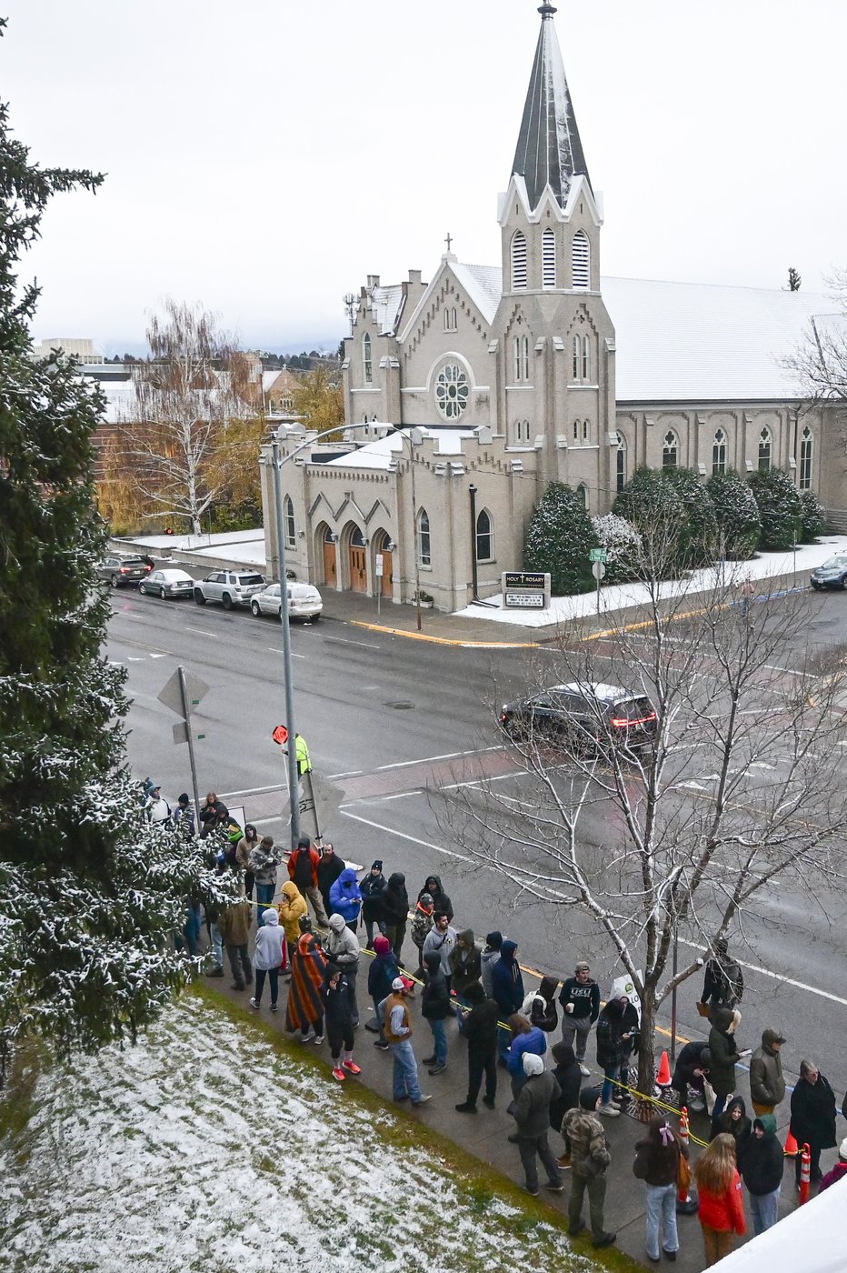 Free pizza and a DJ help defrost Montana voters lined up until 4 a.m. in the snow to vote | iNFOnews.ca