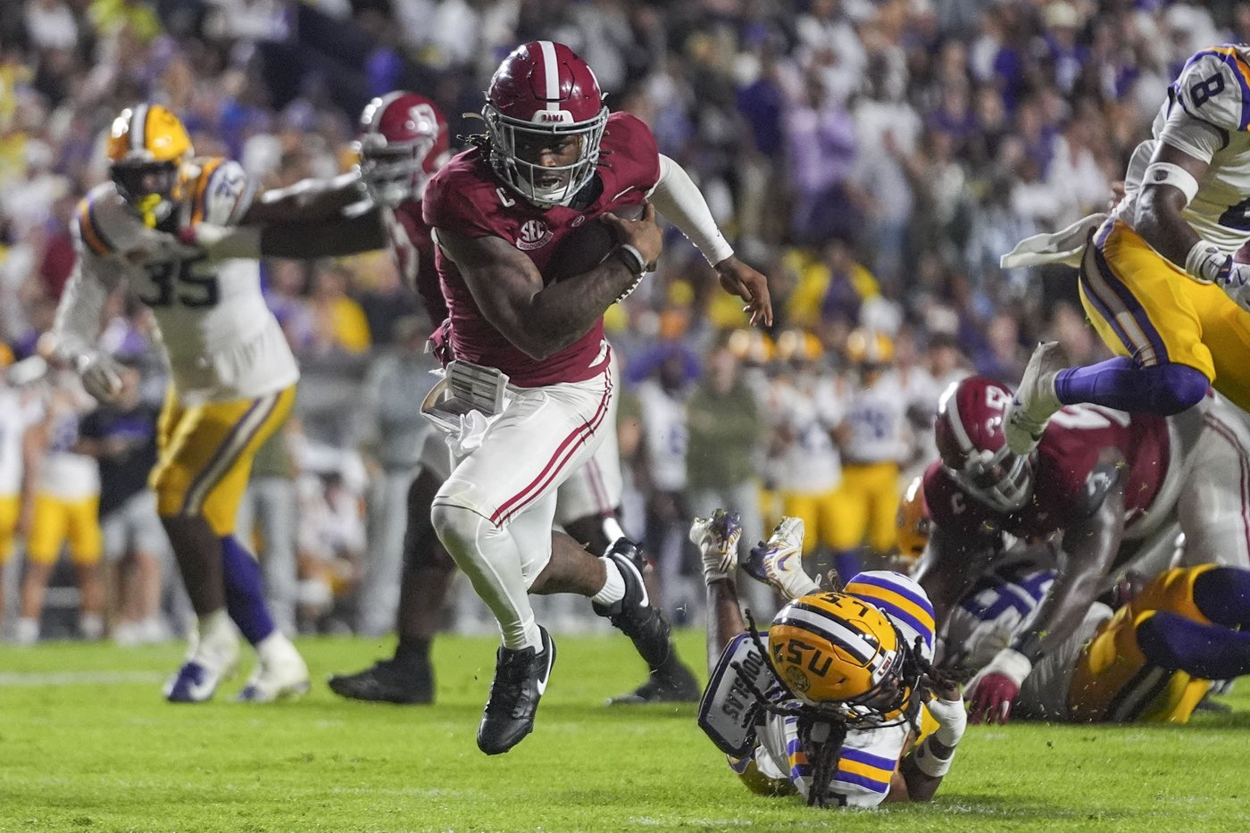 Jalen Milroe runs for career-high 185 yards and 4 TDs as No. 11 Alabama thrashes No. 14 LSU 42-13 | iNFOnews.ca