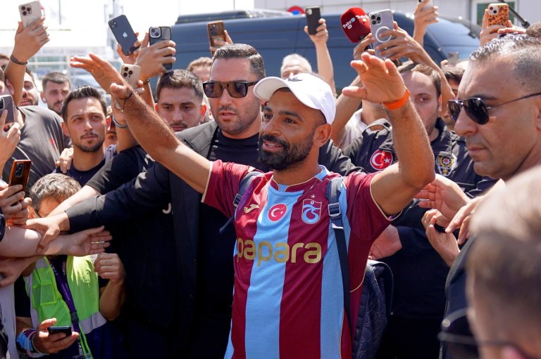 Liverpool icon Mohamed Salah arrives in Istanbul ahead of Trabzonspor move | iNFOnews.ca