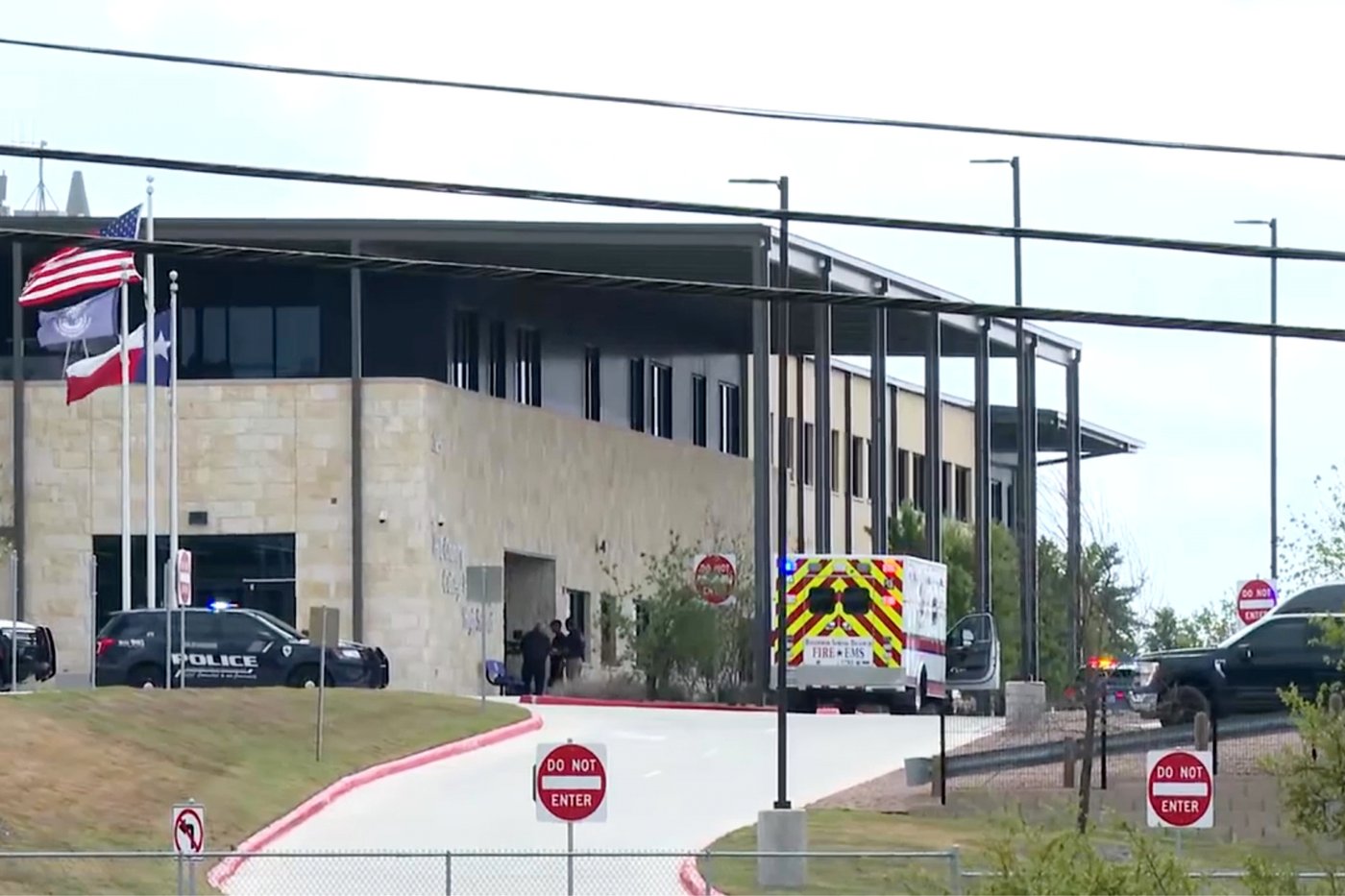 Student shoots a teacher at Texas high school before fatally shooting self, authorities say | iNFOnews.ca Student shoots a teacher at Texas high school before fatally shooting self, authorities say | iNFOnews.ca
