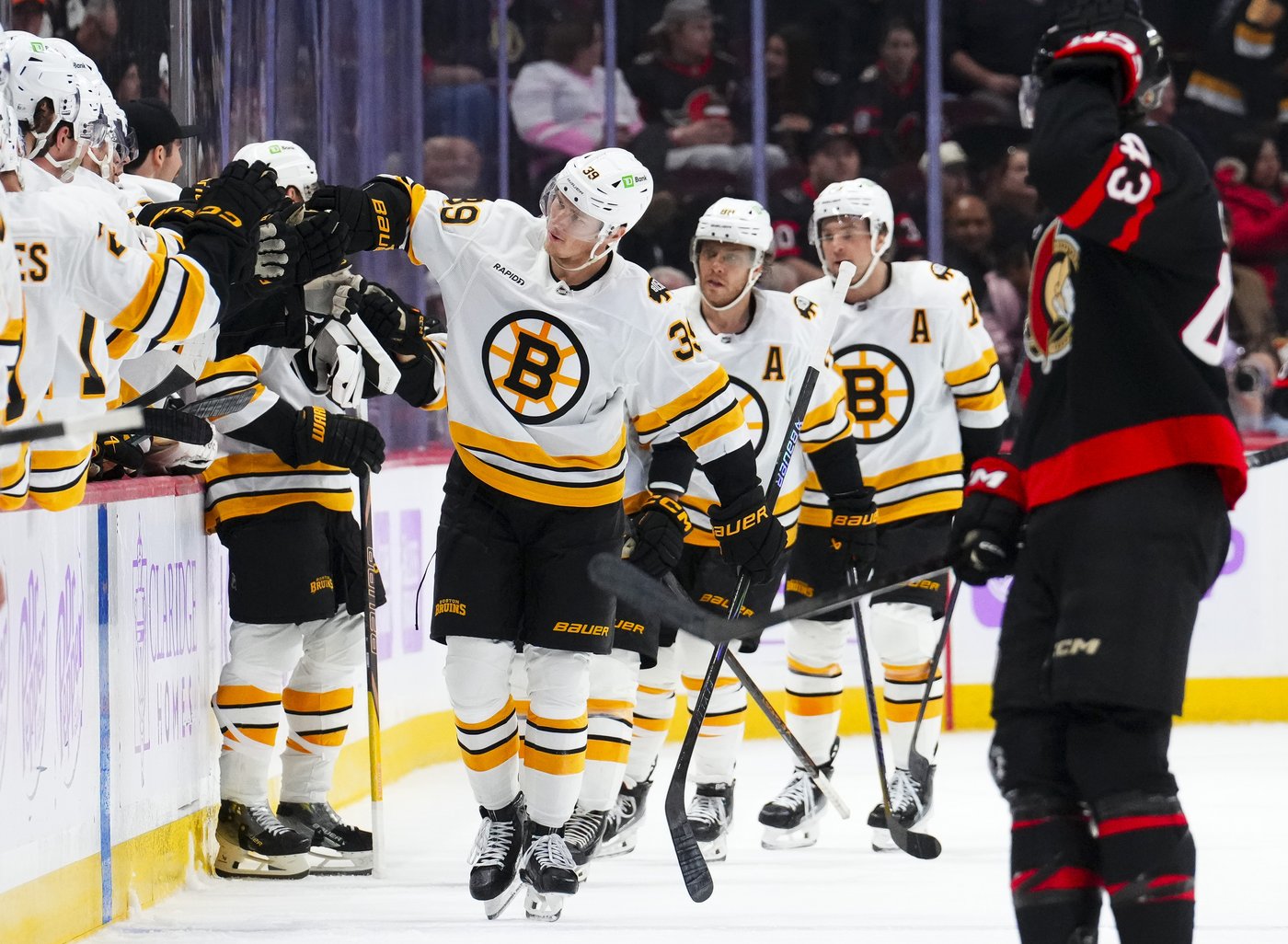 Stutzle scores two, Ottawa Senators down Bruins 5-3 to snap Boston's win streak | iNFOnews.ca