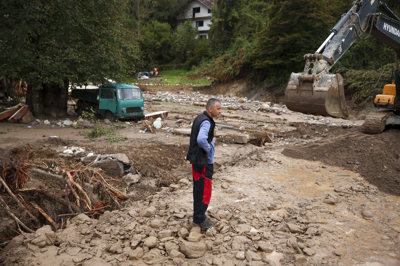 International rescue teams arrive in Bosnia after devastating floods and landslides | iNFOnews.ca