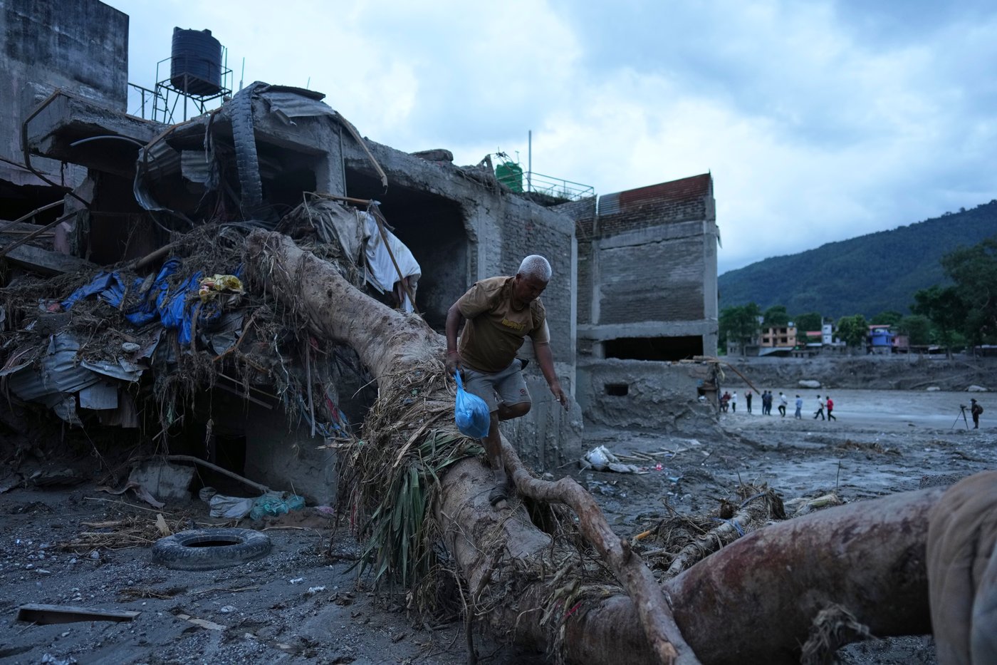 Nepal Floods Salvaging Items Photo Gallery | iNFOnews.ca