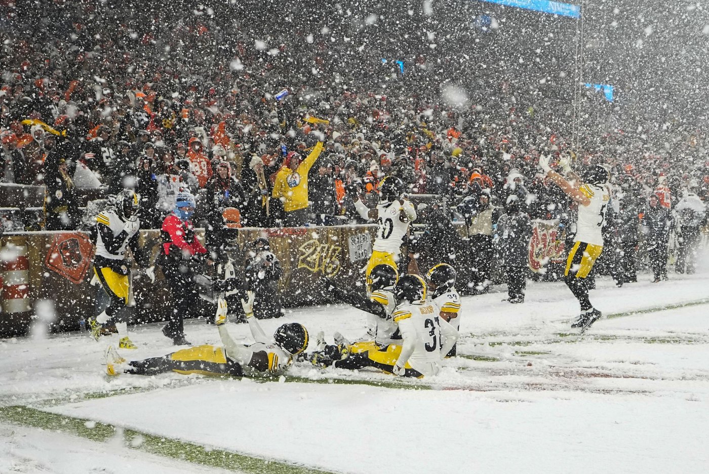 Nick Chubb plows through heavy snow for 2-yard TD, giving Browns 24-19 win over Steelers | iNFOnews.ca