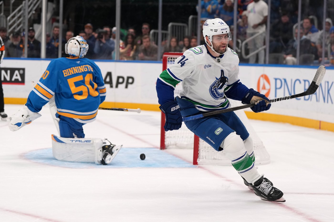 Sherwood has hat trick, DeBrusk scores in shootout as Canucks beat Blues 4-3 | iNFOnews.ca