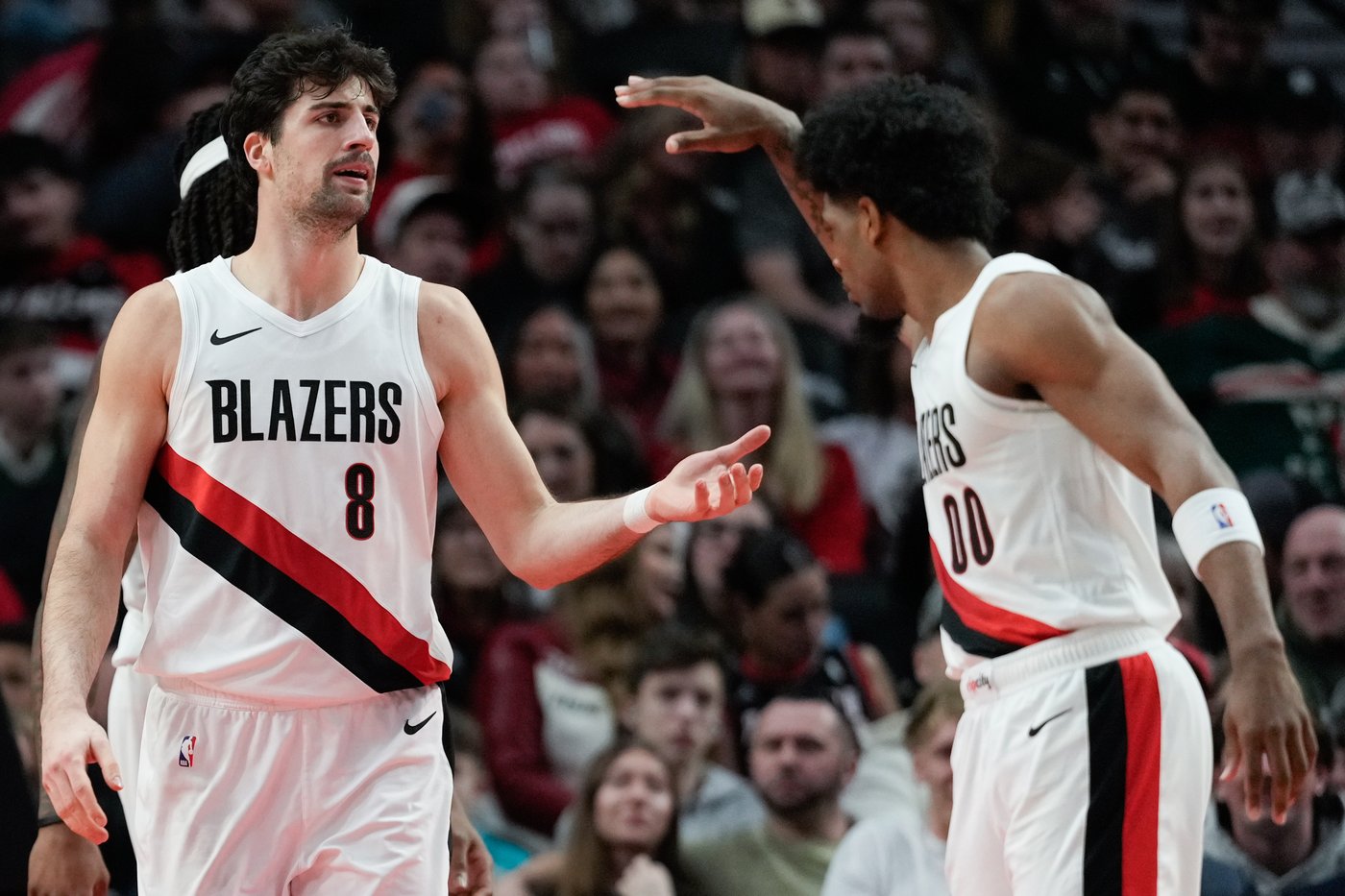 Henderson has 23 and the Trail Blazers rout the fading Bucks 130-99 | iNFOnews.ca Henderson has 23 and the Trail Blazers rout the fading Bucks 130-99 | iNFOnews.ca