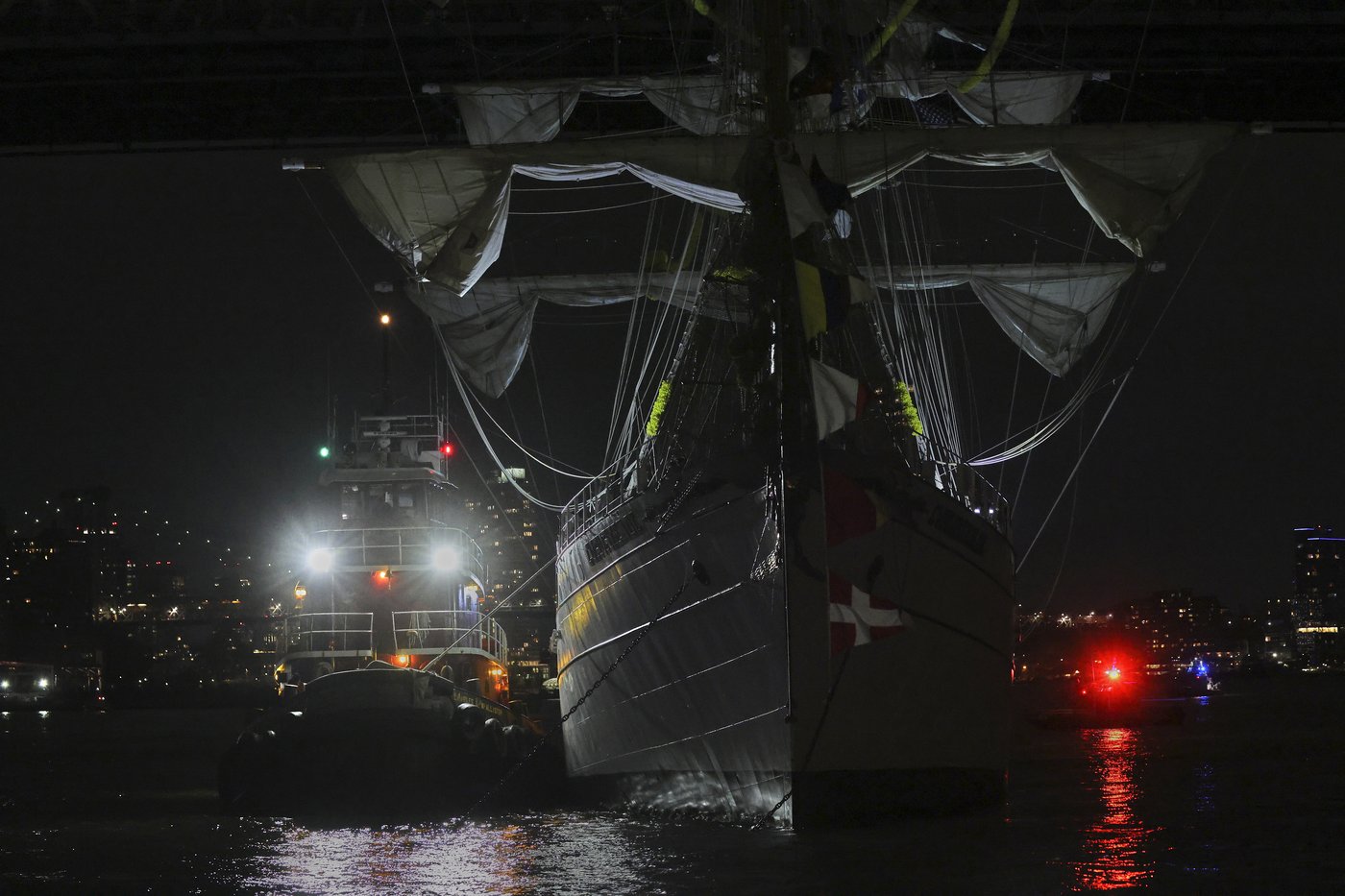 AP PHOTOS: Mexican tall ship strikes Brooklyn Bridge, snapping masts and killing 2 crew members | iNFOnews.ca
