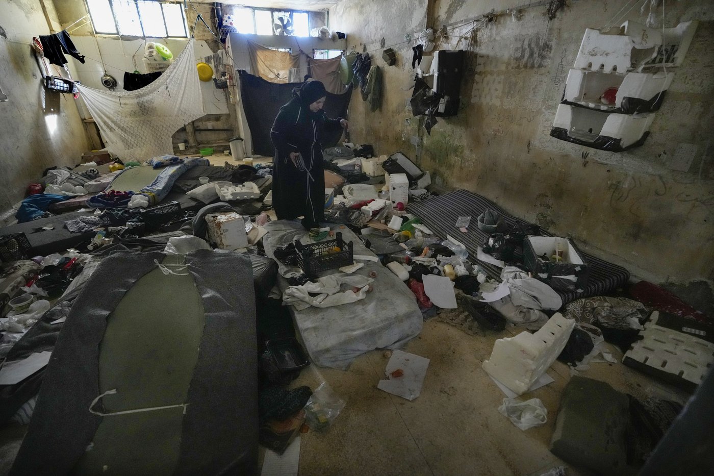 Thousands scour Syria's most horrific prison but find no sign of their loved ones | iNFOnews.ca