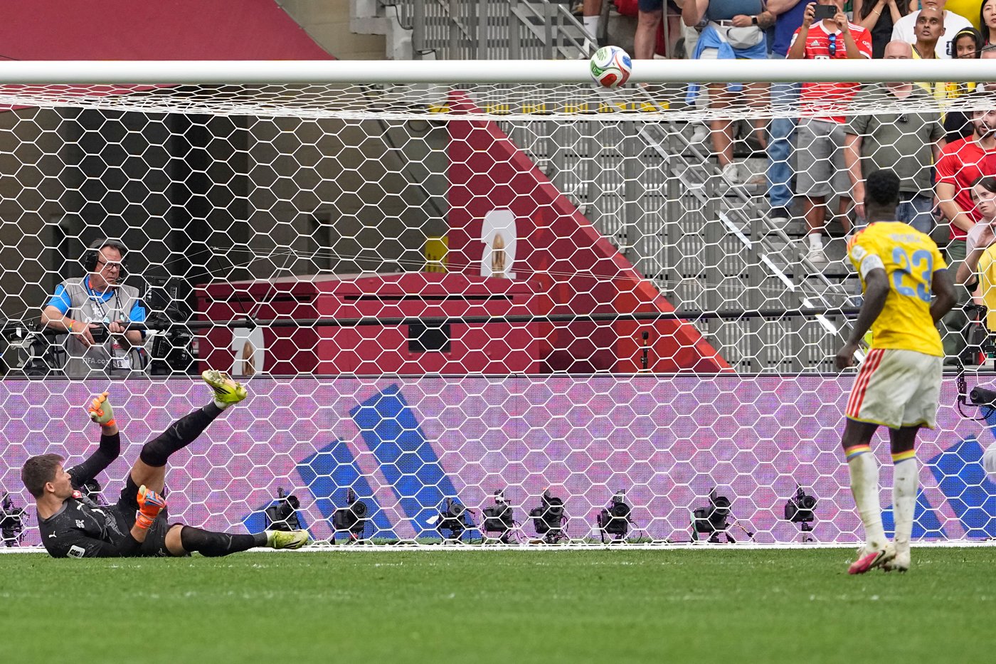 Lionel Messi and Argentina beat Egypt 3-2 and Switzerland ousts Colombia at the World Cup, in photos | iNFOnews.ca
