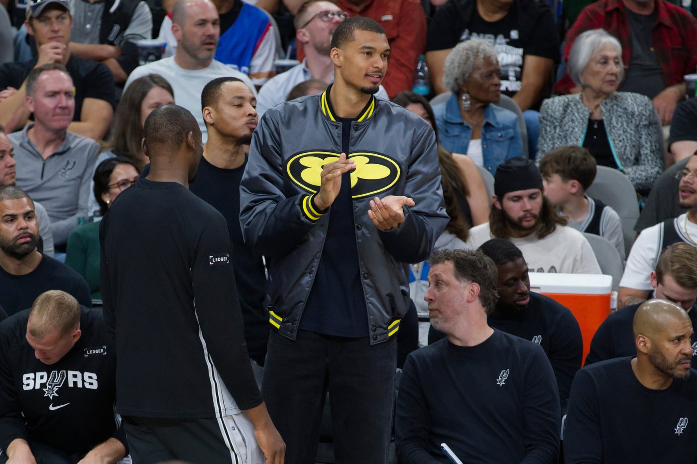 Fox scores 25 points to lead short-handed Spurs past Trail Blazers 112-101 | iNFOnews.ca