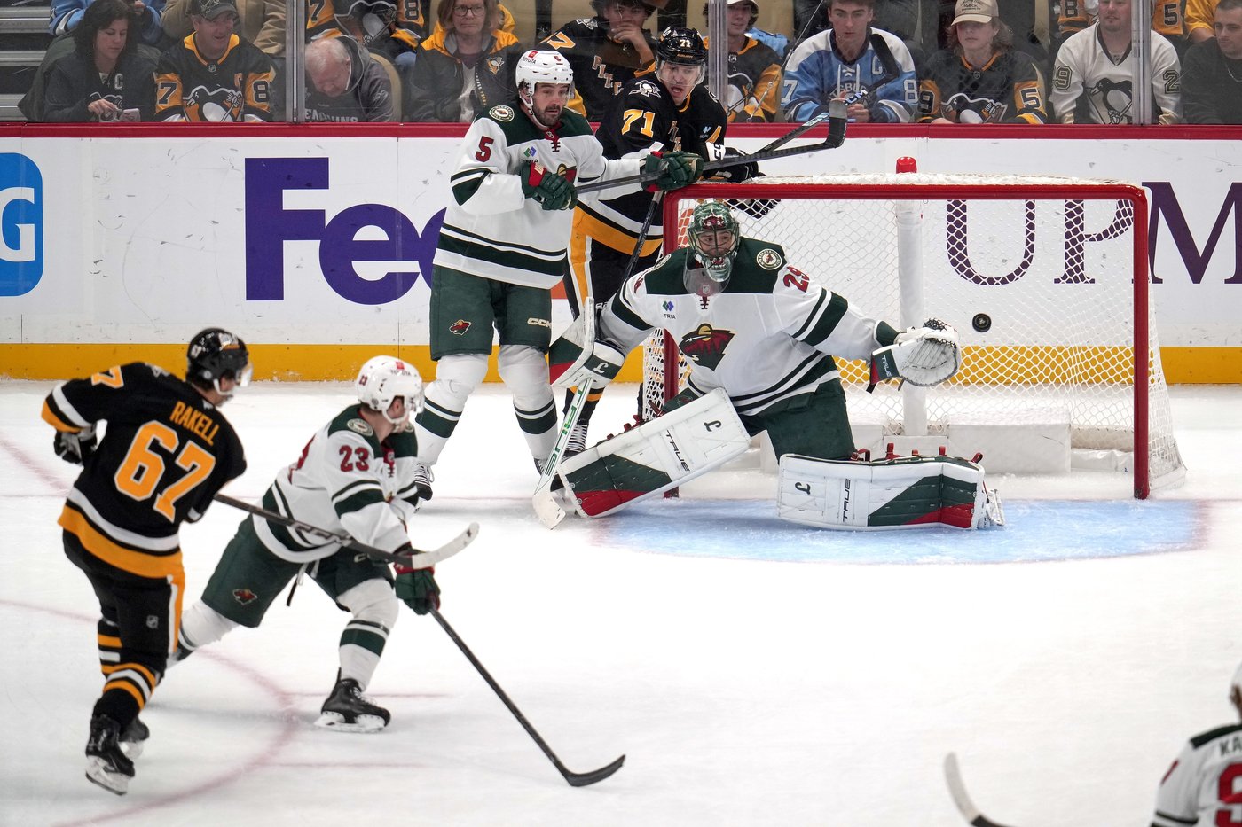 Marc-Andre Fleury stops 26 to lead Wild past Penguins 5-3 | iNFOnews.ca Marc-Andre Fleury stops 26 to lead Wild past Penguins 5-3 | iNFOnews.ca