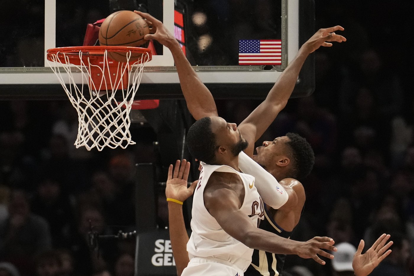 Donovan Mitchell scores 27 as Cavs improve to 15-1 at home, roll over NBA Cup champion Bucks 124-101 | iNFOnews.ca