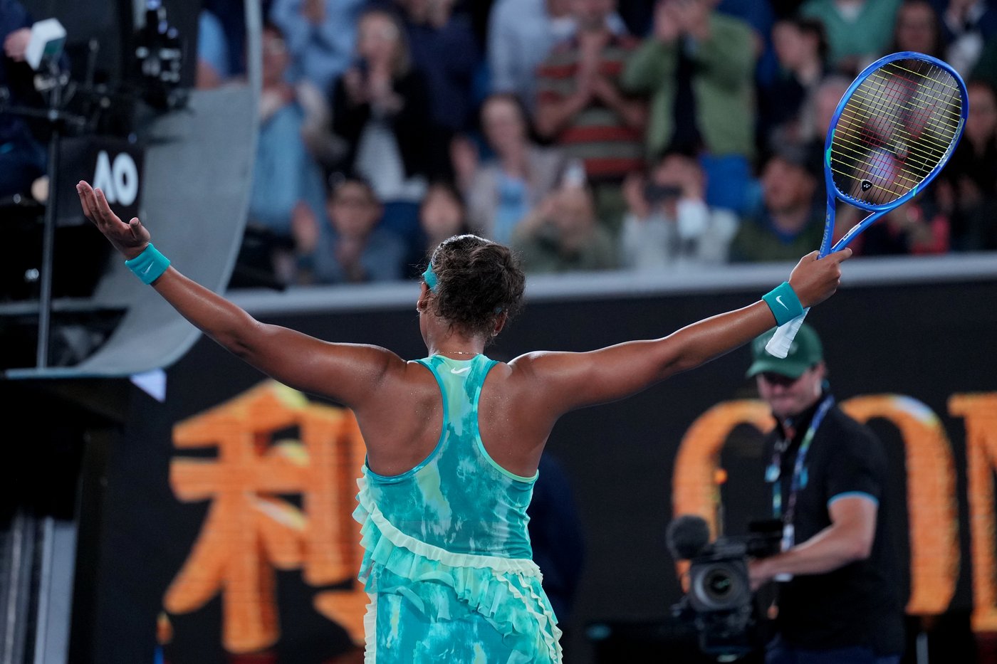 Naomi Osaka tones down her walk-on outfit. Turns up the heat at Australian Open | iNFOnews.ca Naomi Osaka tones down her walk-on outfit. Turns up the heat at Australian Open | iNFOnews.ca