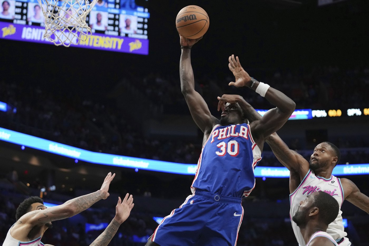 Robinson scores 21, Herro adds 20 and Heat rally late to beat 76ers 117-105 | iNFOnews.ca