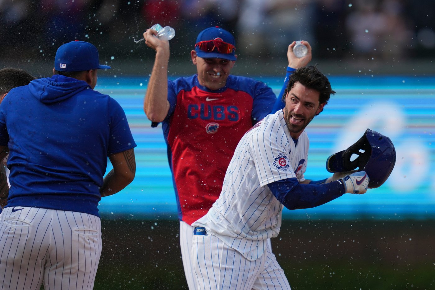 Swanson's hit in 10th gives Cubs 8-7 victory that extends both win streak and Phillies' skid to 9 | iNFOnews.ca
